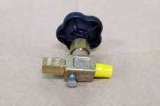 Válvula de bloqueio para regular ou estrangular, para instrumentos de medição da pressão com meios líquidos, gasosos ou vapor.