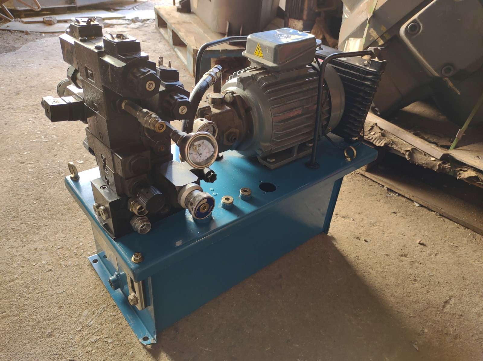 Composta de tanque, bomba hidráulica, motor elétrico, bloco de válvula, resfriador