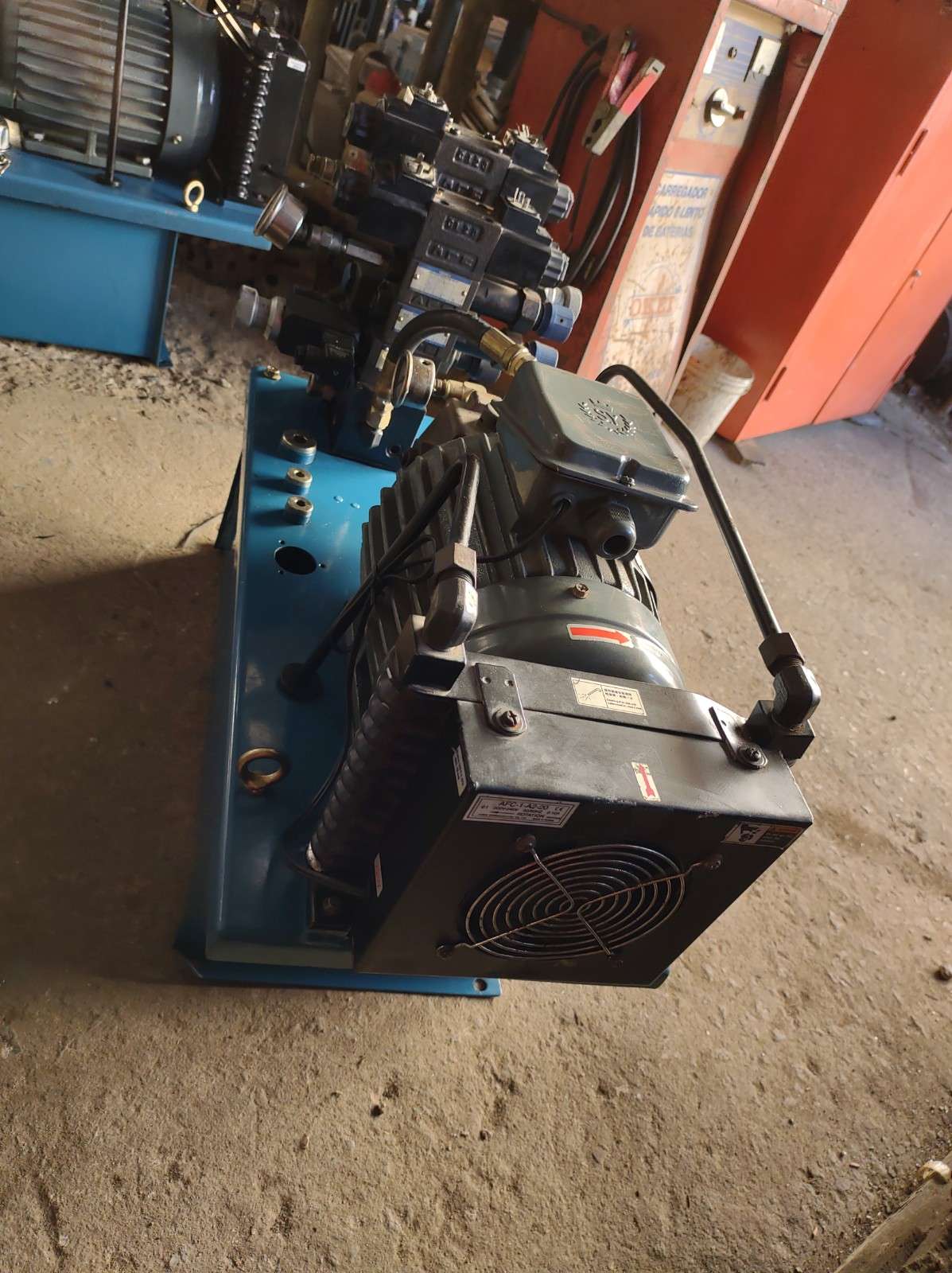 Composta de tanque, bomba hidráulica, motor elétrico, bloco de válvula, resfriador