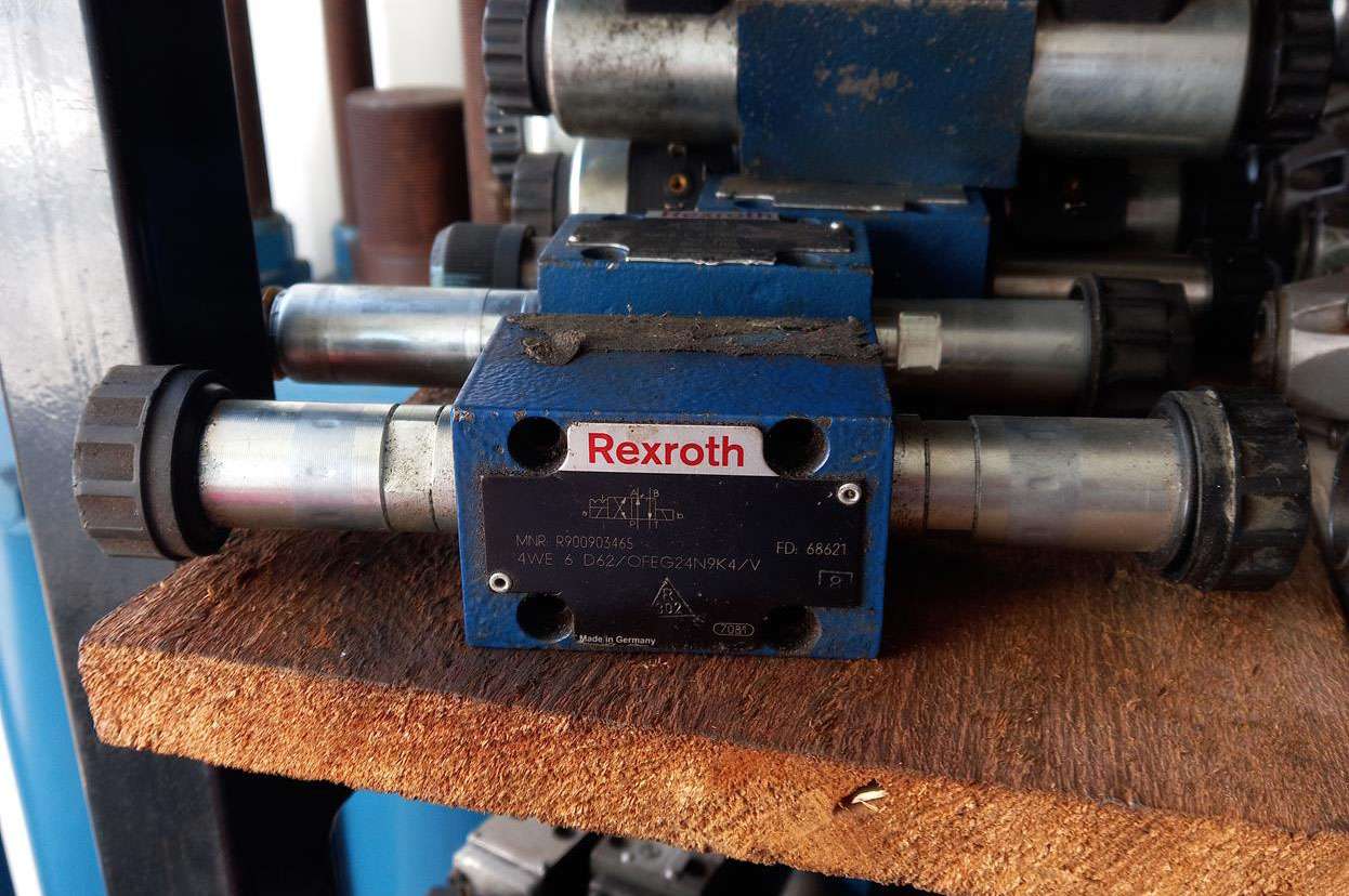 pressão máxima 350bar, 4 conexões úteis, tamanho 6, centro D,  Série 6X, 24V, com acionamento de emergência coberto, sem conector