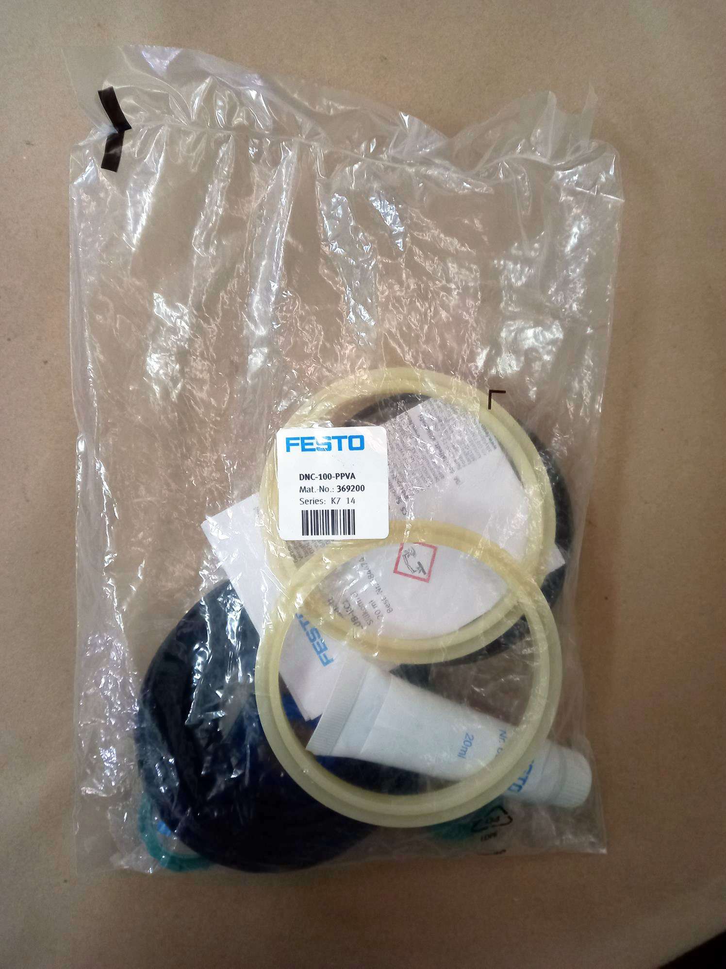 Para cilindro diâmetro 100mm. Efetuamos o serviço de reforma e troca de reparos do cilindro pneumático.