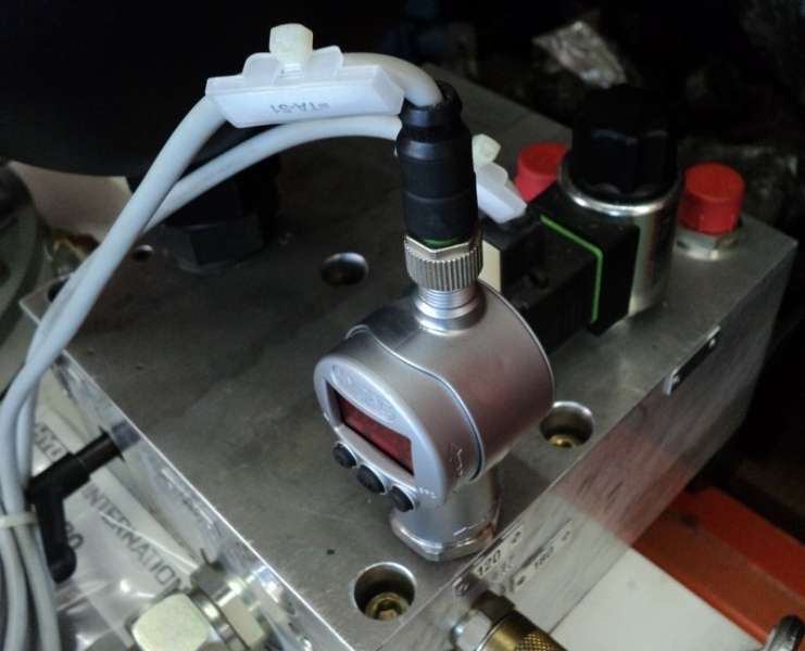 com motor elétrico, bomba hidráulica, reservatório, acumulador de pressão, sensor, visor de nível 
