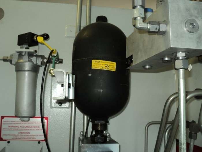 válvulas direcionais, unidade de lubrificação EXIMPORT, motor elétrico trifásico WEG 6CV, acumulador de ar HYDAC, dispositivos eletr&ocirc;nicos IFM, reservatório REXROTH, trocador de calor APEMA, filtros, blocos, man&ocirc;metro REXROTH, válvula COAX