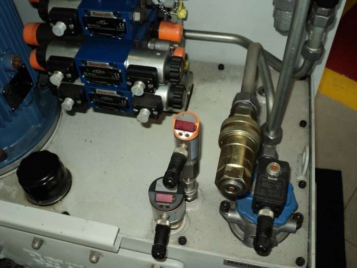 válvulas direcionais, unidade de lubrificação EXIMPORT, motor elétrico trifásico WEG 6CV, acumulador de ar HYDAC, dispositivos eletr&ocirc;nicos IFM, reservatório REXROTH, trocador de calor APEMA, filtros, blocos, man&ocirc;metro REXROTH, válvula COAX