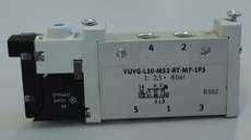 marca: FESTO modelo: VUVGL10M52RTM71P3 solenóide: VAVE-L1-1VH2-LP 12/24VDC 