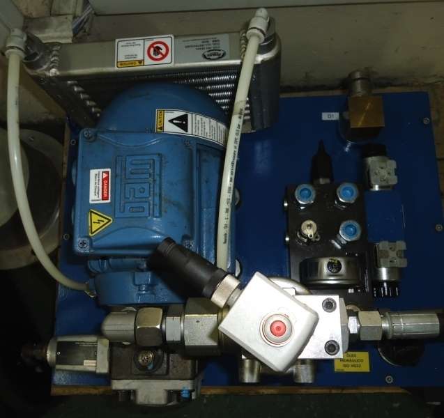 Composta motor elétrico WEG, bomba hidráulica, tanque, filtro hidráulico, resfriador de óleo, válvula hidráulica, bloco hidráulico, man&ocirc;metro, bocal de enchimento.