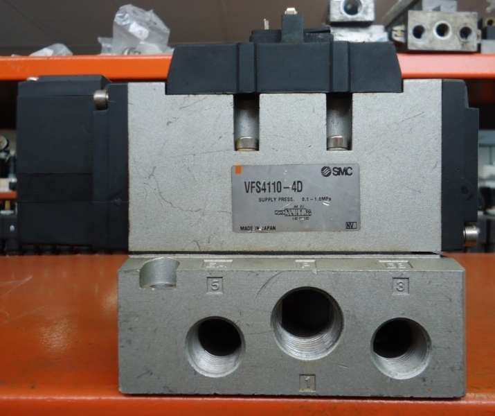 válvula de 5 vias, vedação metálica, simples solenóide, 2 posições, cabeamento externo, tensão 220VCA, ligação elétrica conector DIN
