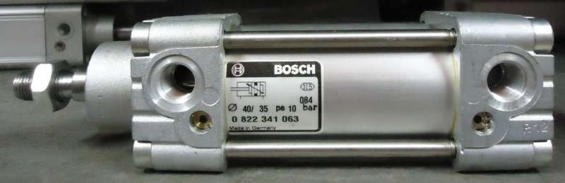 dupla ação, com amortecimento regulável nas extremidades, com tirantes, diâmetro 40mm, curso 35mm, temperatura ambiente -20...80oC, pressão nominal 10bar, tubo de alumínio