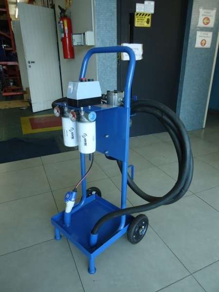 Composta de filtros, man&ocirc;metros, mangueiras, bomba de engrenagem, flange de ligação, motor elétrico, chave elétrica, tomada, carrinho 