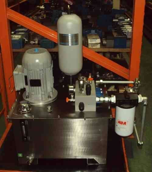 Composta de tanque inox, motor elétrico, bomba hidráulica, acumulador de pressão, isoladora de man&ocirc;metro, man&ocirc;metro, filtro, trocador de calor
