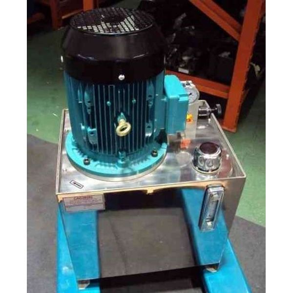 com motor elétrico trifásico, acoplamento, bomba hidráulica, válvula hidráulica, man&ocirc;metro, isolador de man&ocirc;metro, visor de nível, bocal de enchimento, reservatório em inox