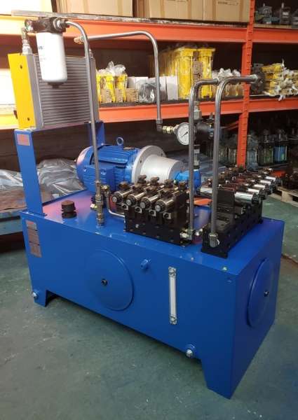 com Motor 20 HP, bomba hidráulica, válvulas hidráulicas, reservatório, resfriador de óleo, filtro, man&ocirc;metro