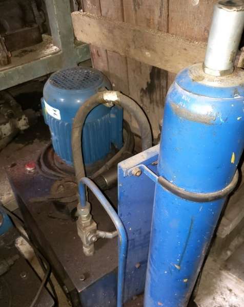Composta de reservatório, motor elétrico, acumulador de pressão